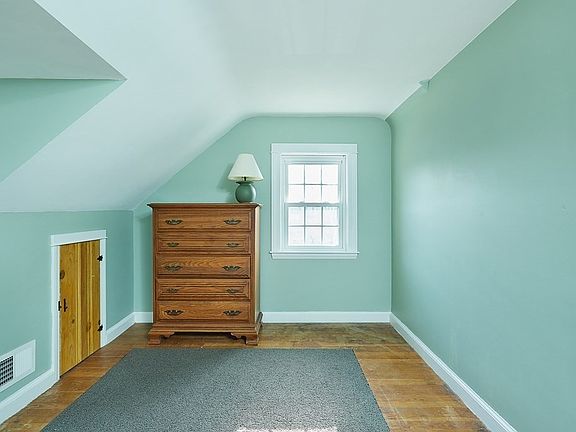 3rd image of 27 Elizabeth Ln