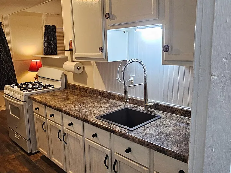 327 W 9th St #4 — Photo 6
