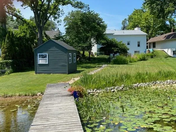 4682 Rockcroft Blvd, Clarkston, MI 48346