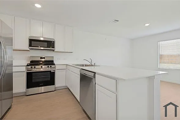 4 bed, 1867 sqft, $3,321 — Photo 2