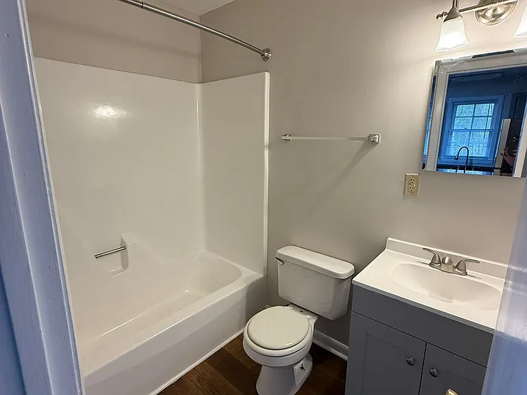 Adorable 1 Bed 1 Bath Apartment with hardwood floors! Washer/Dryer included! — Photo 9