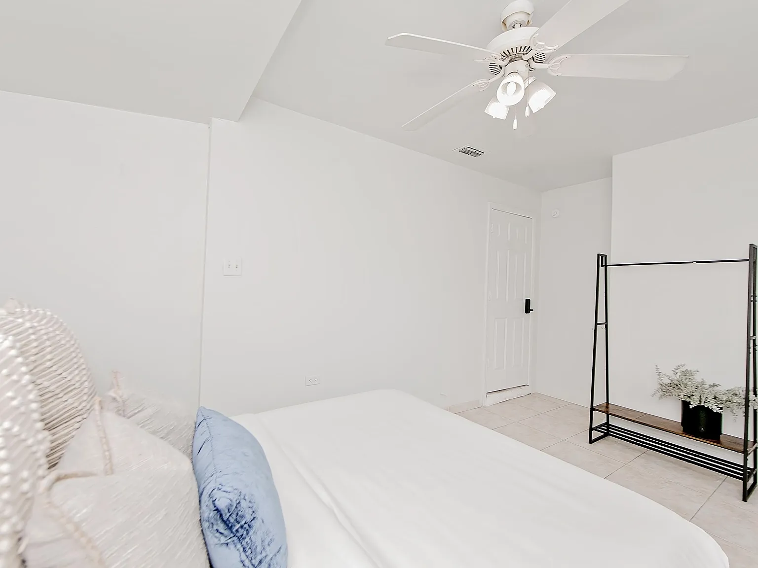 4 bed, 2.0 bath, 1055 sqft, $1,321 — Photo 4