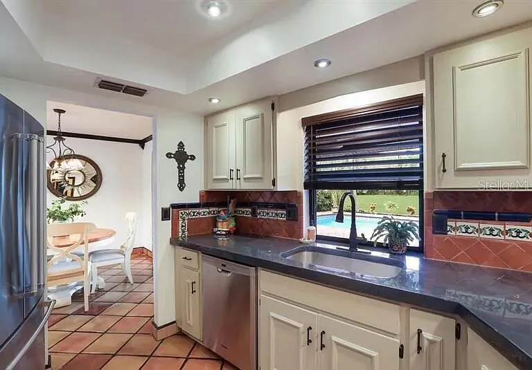 2077 Racimo Dr — Photo 10