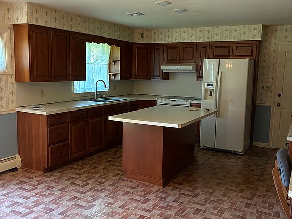 3rd image of 700 Pine Hill Rd