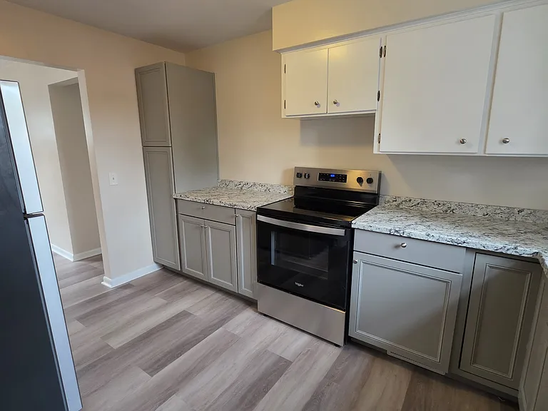 1421 & 1423 Creighton Ave #1421 — Photo 3