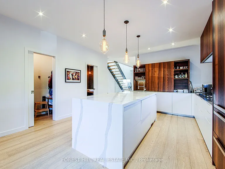 257 Manor Rd E — Photo 19