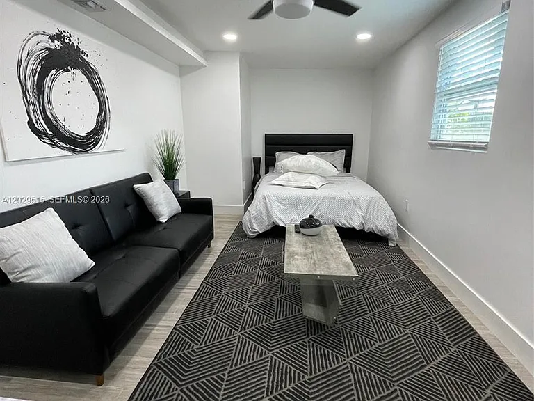 170 NE 60th St #EFFICENCY — Photo 3