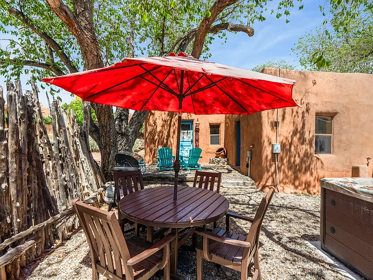 Yard / Hot Tub / Outdoor Table