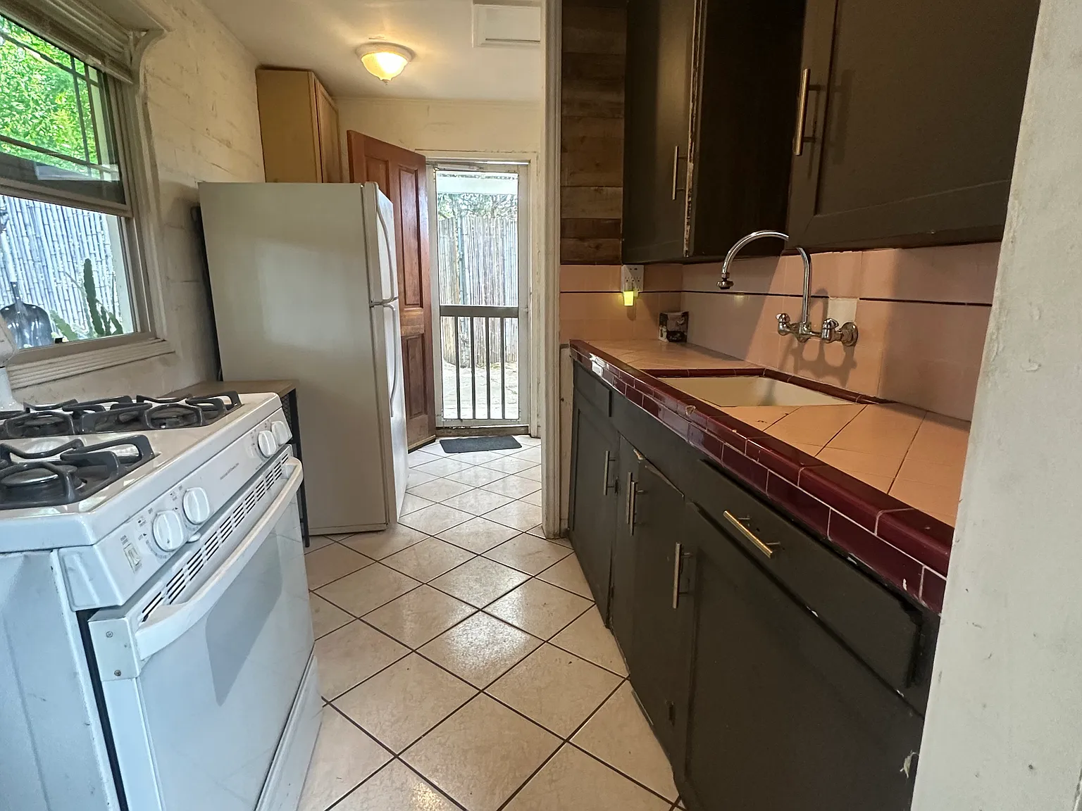 659 1/2 S Sunshine Ave — Photo 3