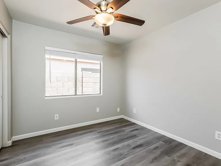 12954 W Voltaire Ave — Photo 14