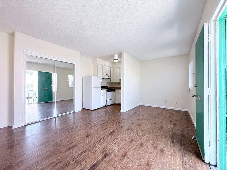 1497 W 29th St #3 — Photo 5