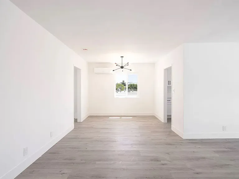 1042 N Orange Grove Ave — Photo 3
