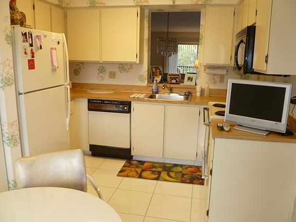 3rd image of 7301 Amberly Ln APT 202