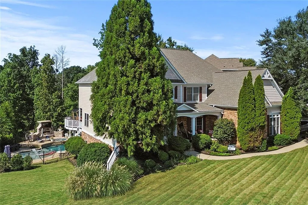 6 bed, 6.5 bath, 6762 sqft, $5,700 — Photo 2