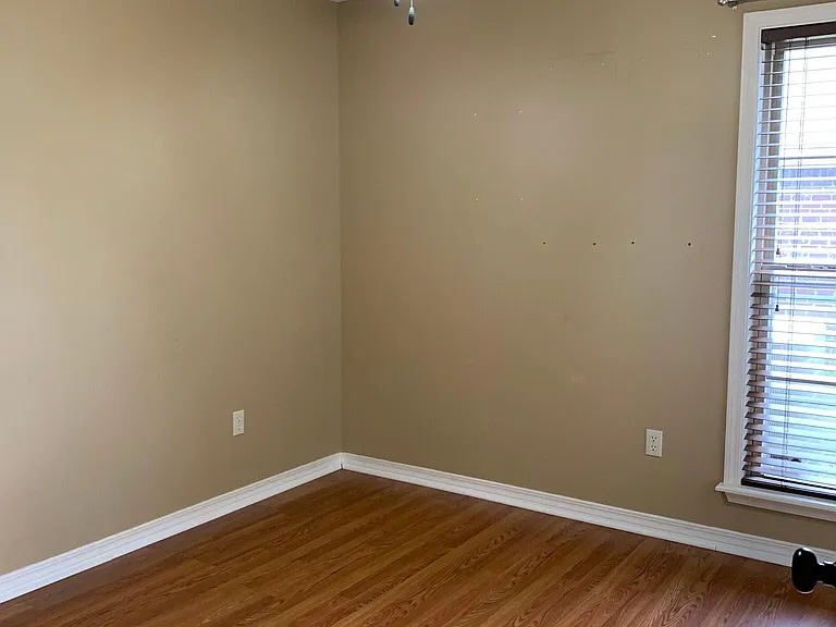 100 Hawthorne Dr — Photo 17