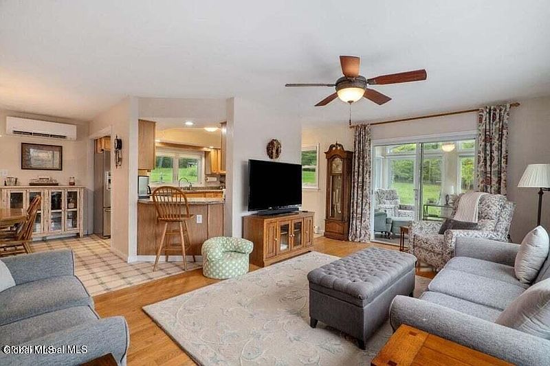 4th image of 440 Posson Hill Road