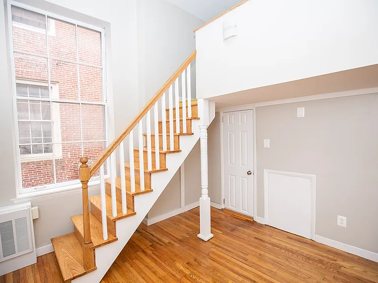 927 Pine St #202 — Photo 2