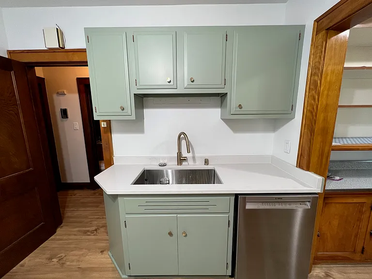 Deep farmhouse sink, new dishwahser and quartz countertops
