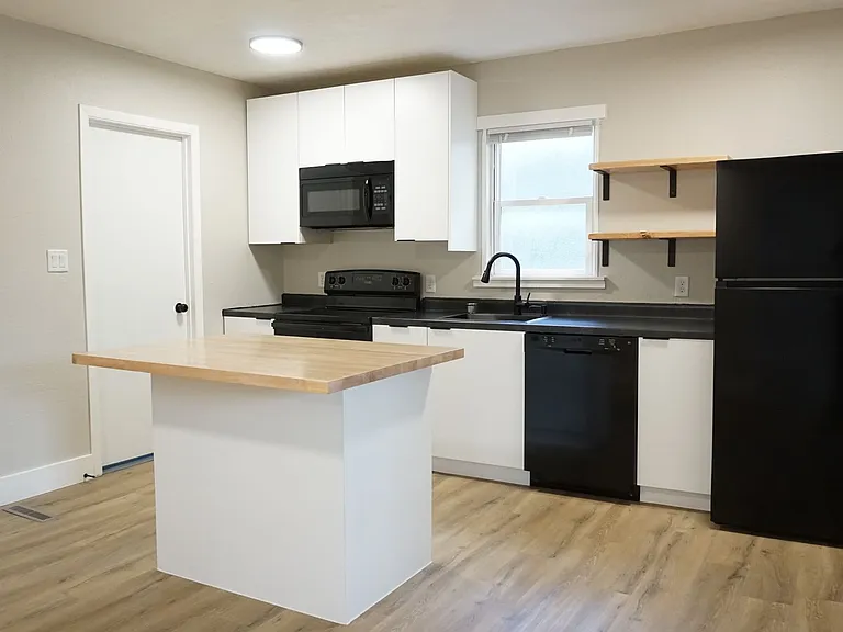 217 7th Ave NE — Photo 3