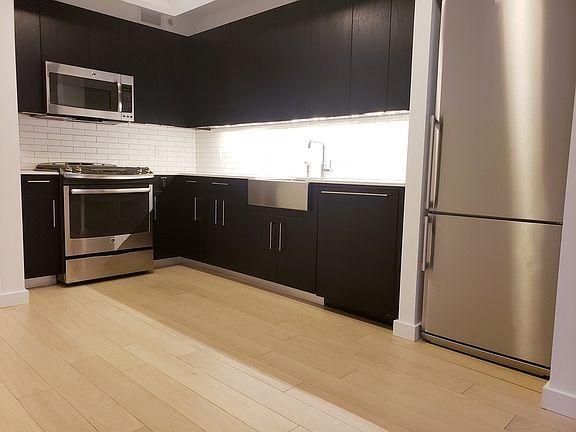 4th image of 535 W 43rd St #7F