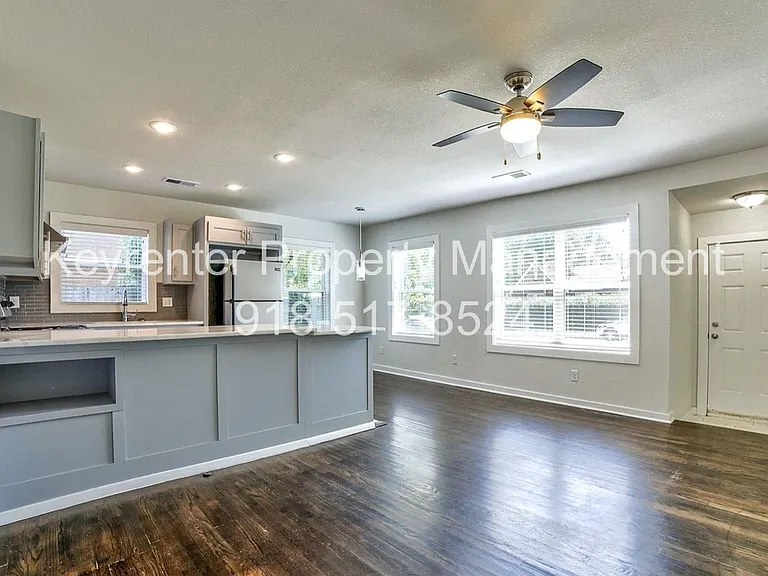 3315 E 8th St Duplex — Photo 3