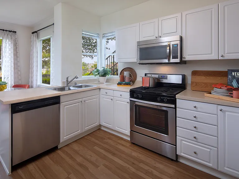 Vista Real Apartment Homes — Photo 9