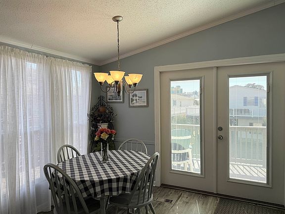 4th image of 211 Dixon Dr.