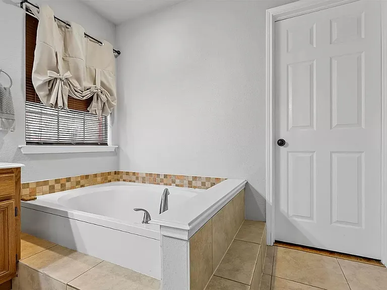 4518 Wescott Dr — Photo 13