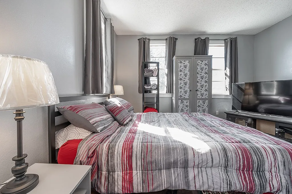 1 bed, 400 sqft, $1,300 — Photo 4