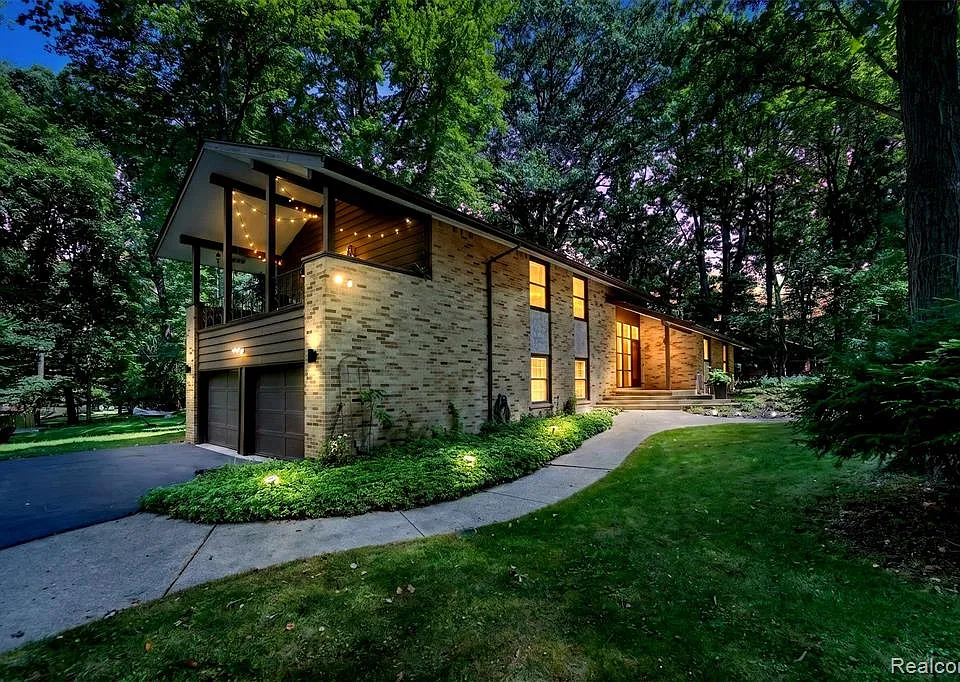 7388 Lindenmere Dr