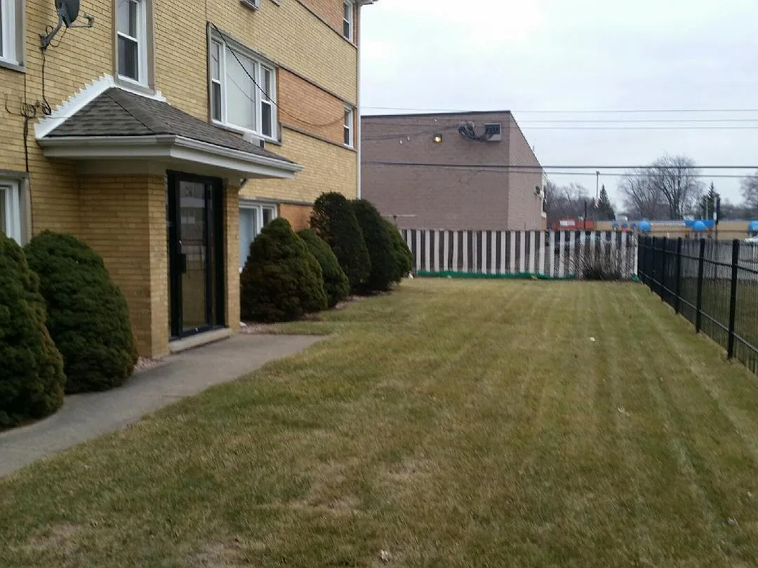 6721 W Lloyd Dr — Photo 2