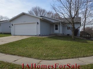 32 Dwight Dr, Marion, IA 52302