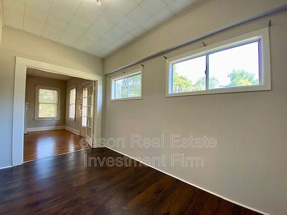 5th image of 833 Fairview St