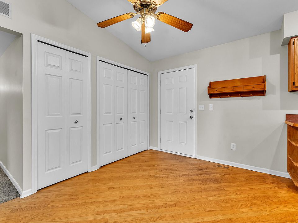 24533 Grove Ave, photo 9