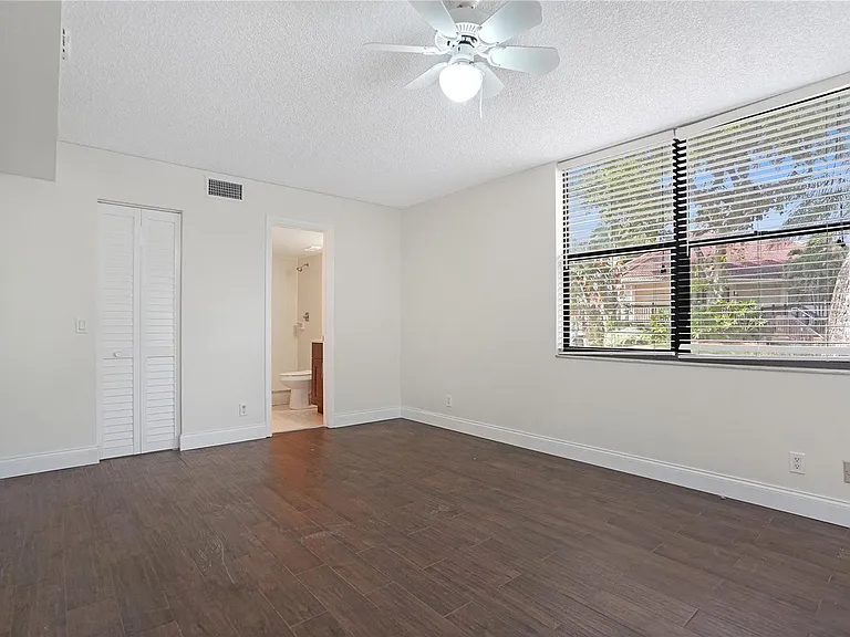 109 Lake Emerald Dr #110 — Photo 18