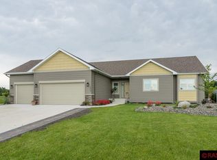 1925 Lexington Ln, North Mankato, MN 56003