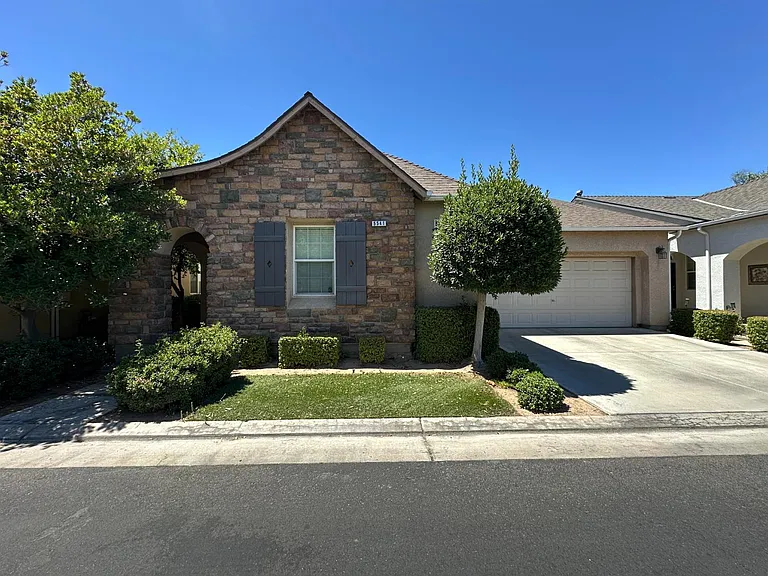 5541 N Plum Ln — Photo 1