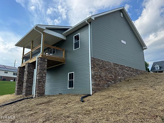 4th image of 601 Sand Ridge Cir