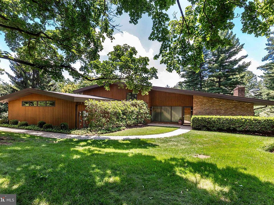 1st image of 7 Pine Hill Dr
