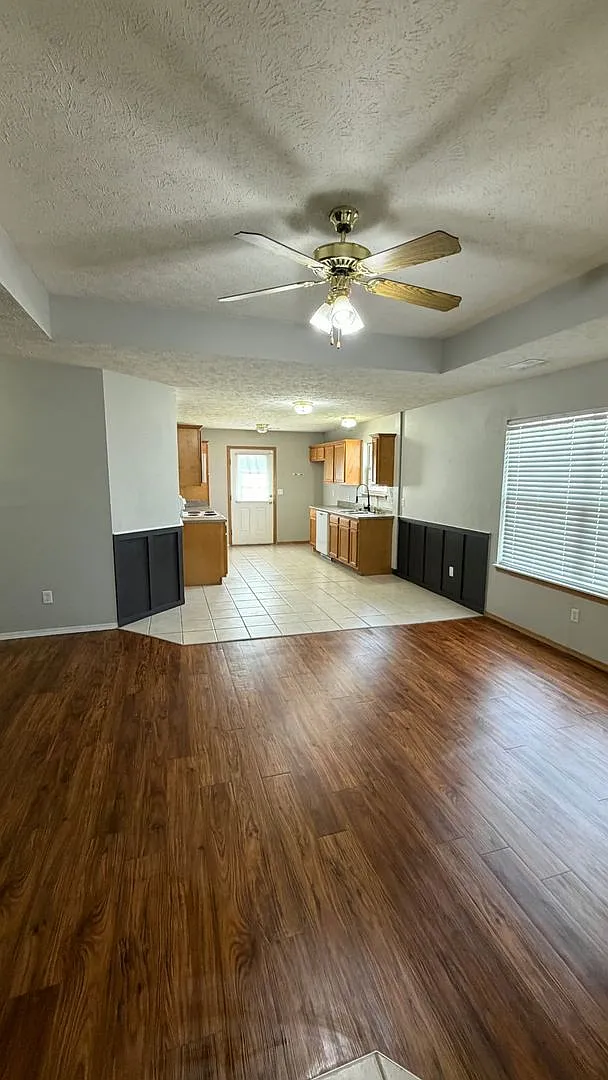 Large Duplex with 2 Bedrooms 2 Bathrooms and 2 car Garage! — Photo 3