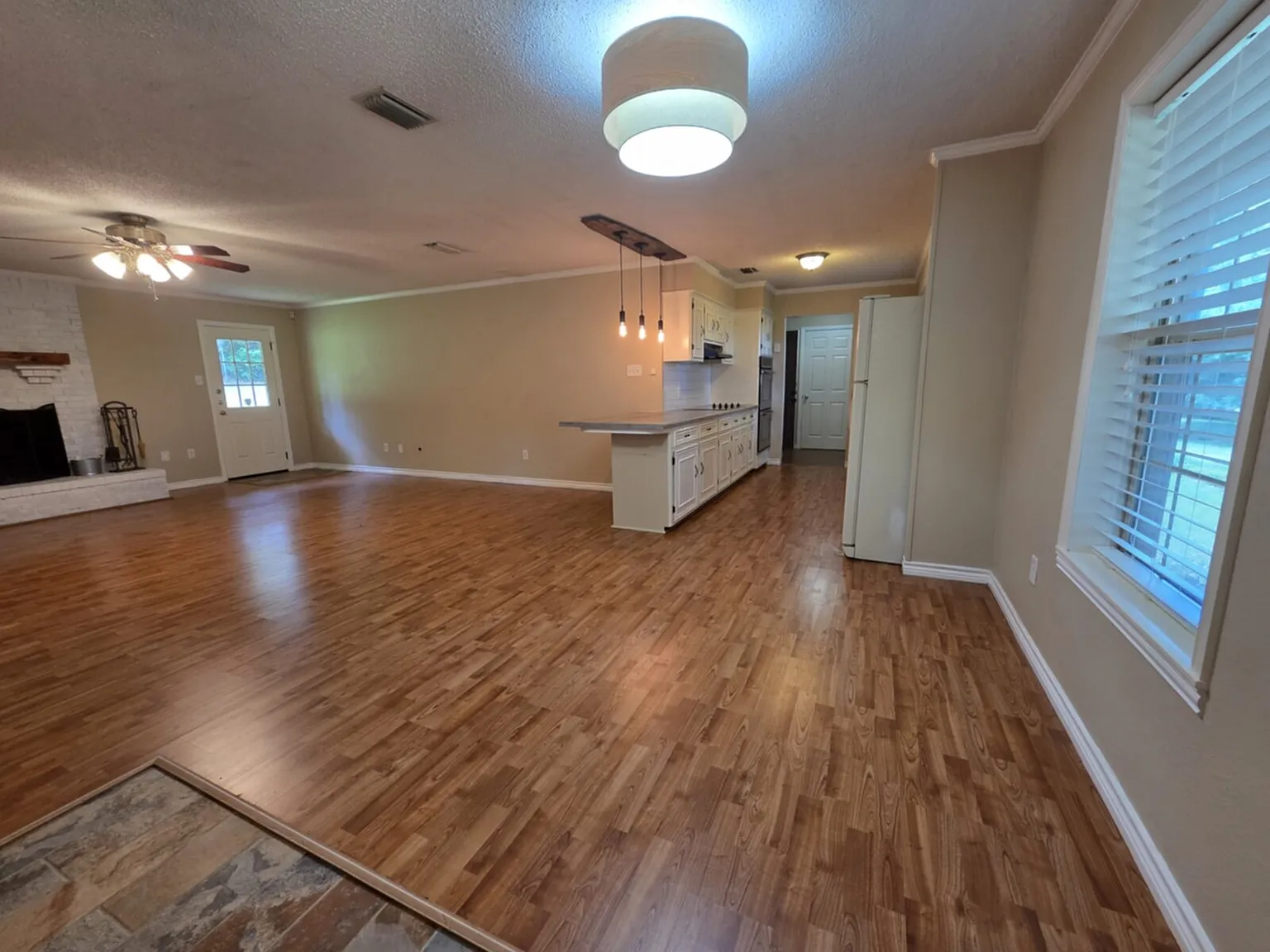 3 bed, 2.0 bath, 2356 sqft, $2,195 — Photo 3