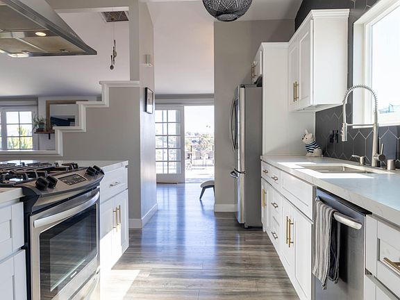 5th image of 2657 Larkin Pl