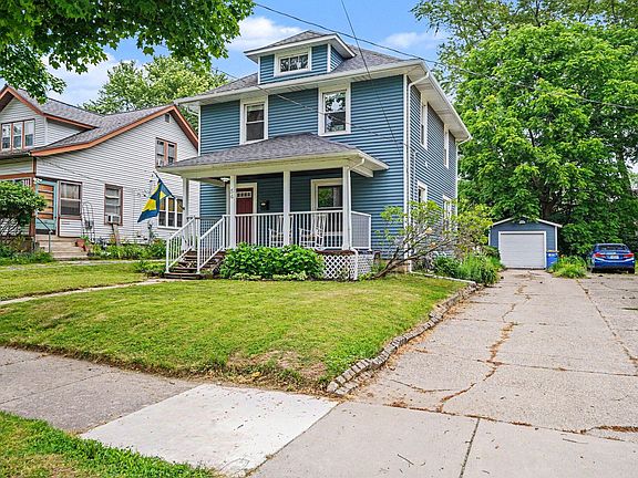 3rd image of 54 Lowell Ave NE