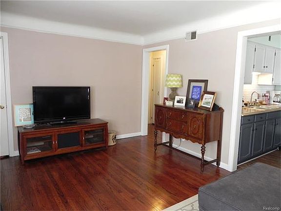 3rd image of 2417 Barrett Ave