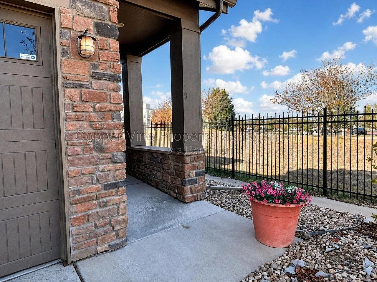2 bed, 2.5 bath, 2701 sqft, $2,880 — Photo 3