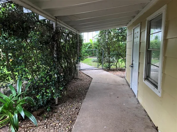 208 1/2 Avenue A, El Campo, TX 77437