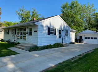 611 Belshire Dr, Hartland, WI 53029