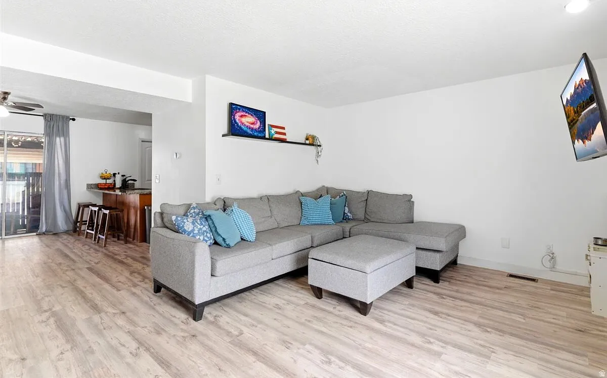 3 bed, 3.5 bath, 2192 sqft, $2,200 — Photo 4