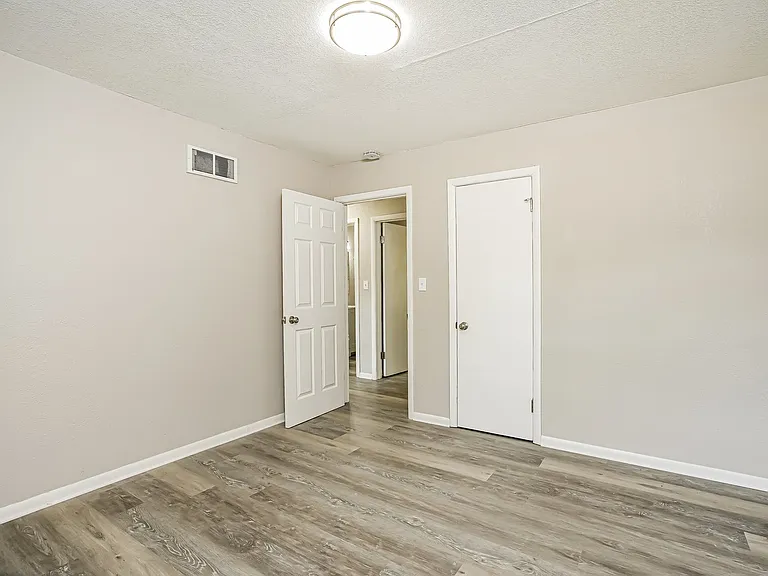 1583682_007_main_bedroom_12870164.jpg