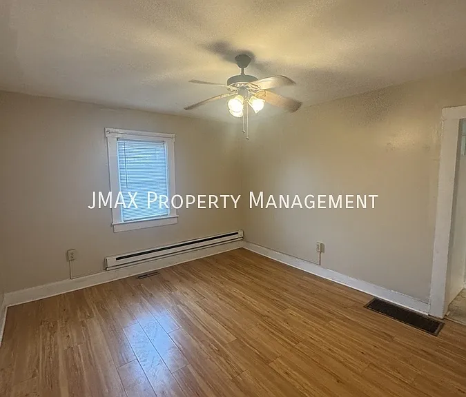 1624 Redwood Rd SE — Photo 2